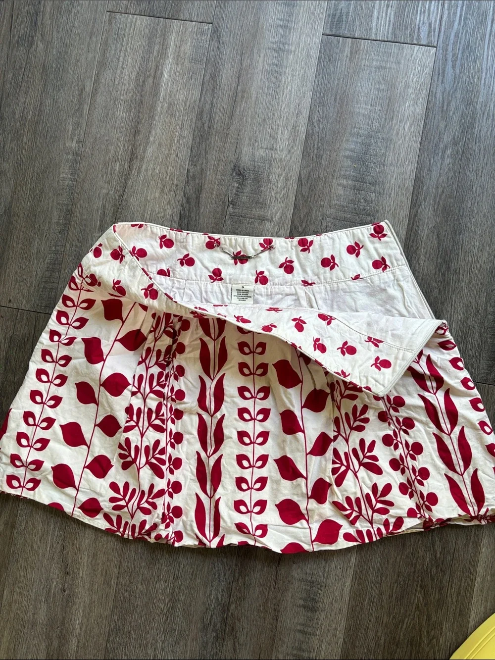 Vintage BB Dakota Women's White Skirt with Red Floral Print - Picture 3 of 3